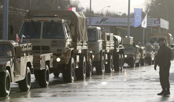 Vehículos militares estadounidenses cruzan la frontera polaca en Olszyna, Polonia, el jueves 12 de enero de 2017 camino de su nueva base en Zagan. (AP Foto/Czarek Sokolowski)